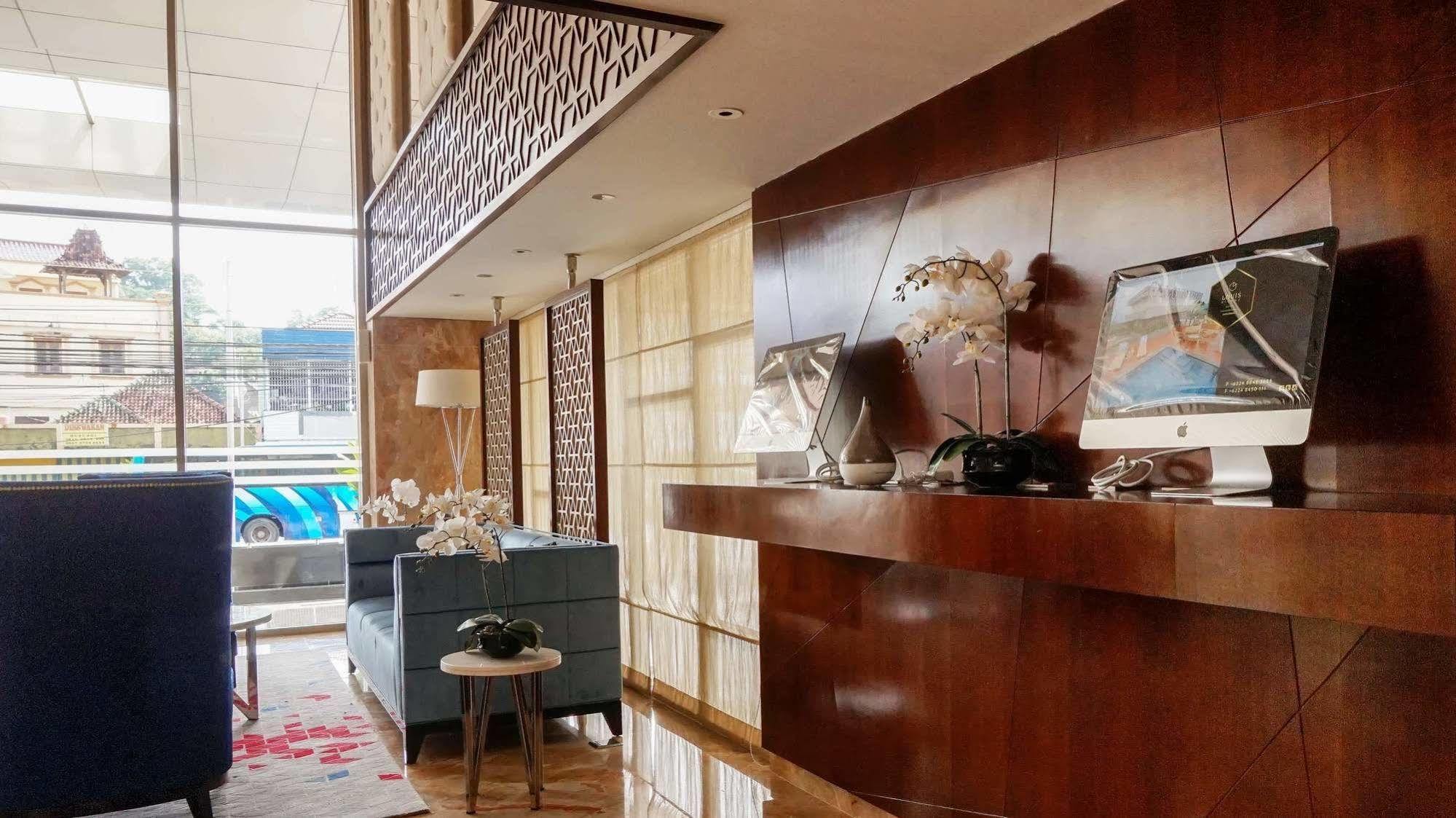 Louis Kienne Hotel Pandanaran Семаранг Экстерьер фото