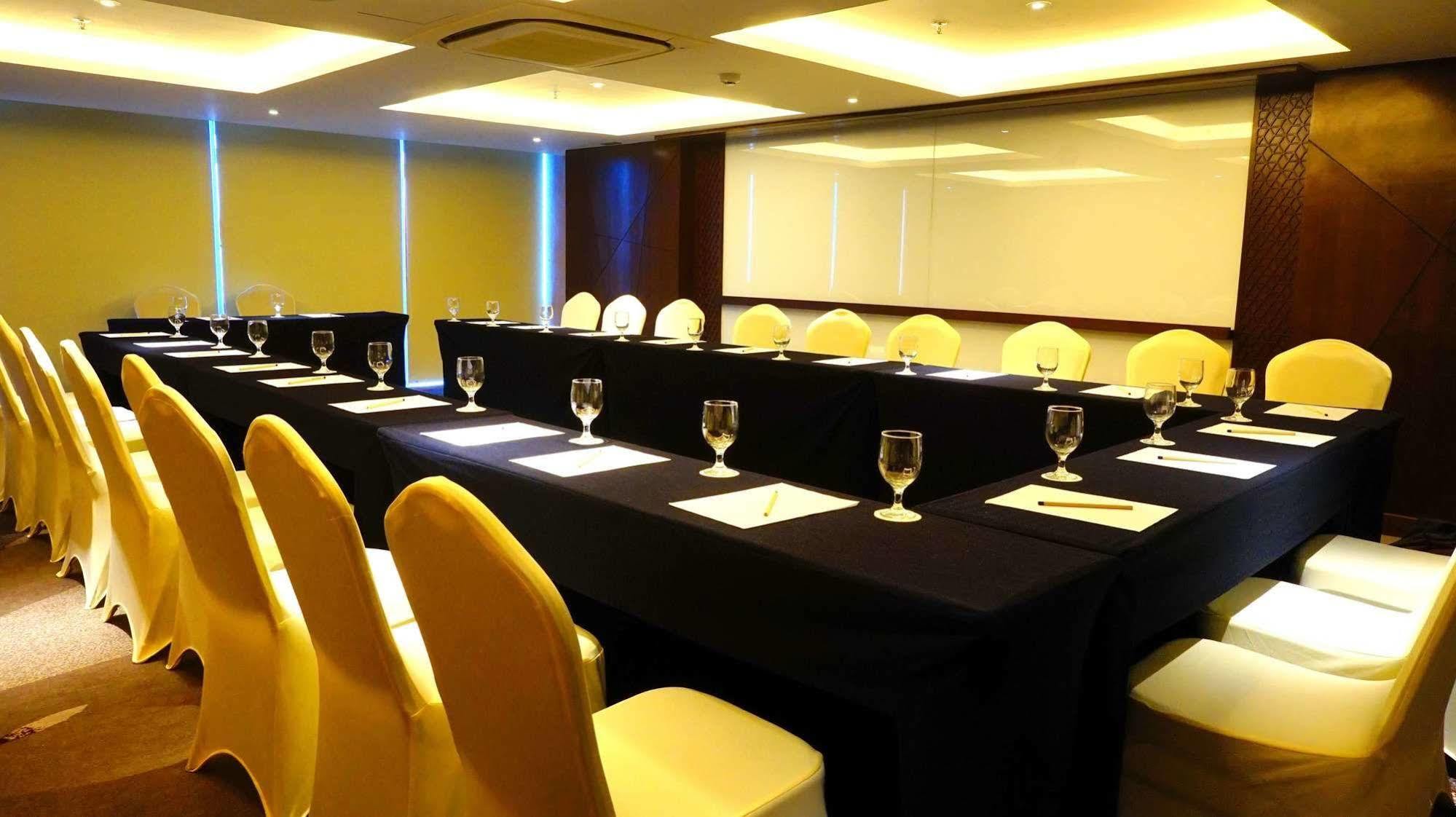 Louis Kienne Hotel Pandanaran Семаранг Экстерьер фото